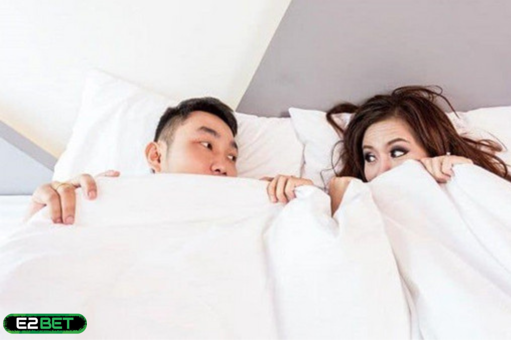 Nằm Mơ Thấy Ngủ Với Người Lạ Đánh Con Gì? Giải Mã Giấc Mộng 18+ Hóa Vận May Tài Lộc!